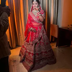 Another angle of this stunning bride, showing how the makeup looks under different lighting. My goal is to ensure you look flawless from every perspective, all day long.