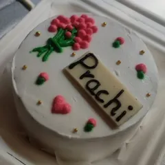 A personalized mini bento cake for Prachi. This tiny cake is perfect for a solo celebration, decorated with a hand-piped bouquet of flowers and a custom name plaque.