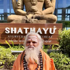 Nonavinakere Kadasiddeshwara Swamyji at our retreat. We are humbled that spiritual leaders trust our 125-year legacy of Ayurvedic wisdom to restore their balance.