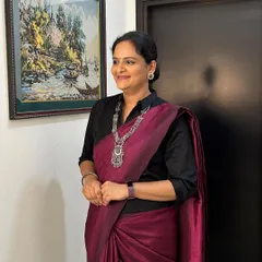A personal favorite look. I am wearing a beautiful wine-colored Mangalagiri handloom saree. I love how elegant and easy to carry these sarees are.