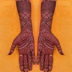 This full-coverage bridal design features a mix of floral motifs and geometric jaal work. The rich, dark stain is a result of my 100% natural henna, which I prepare myself to guarantee its quality and safety.
