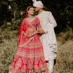In a quiet moment away from the crowd, we found this magical light. This is where I capture the tender, romantic portraits that feel intimate and timeless, focusing on the connection you share.