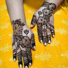 A beautiful Arabic floral design that is both bold and delicate. The large flowers are shaded to create depth, and the pattern leaves parts of the hand open for a modern feel.