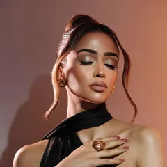 The soft, shimmery eyeshadow and glowing skin create a look that is effortlessly beautiful.