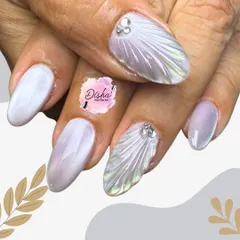 Elegant and ethereal. This design features a pearlescent white base with sculpted 3D shell textures and a single rhinestone accent for a touch of understated sparkle.