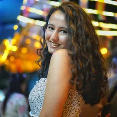 Night shoots in Delhi have their own vibe. Here on the streets of Majnu Ka Tila, I used the vibrant city lights to create this beautiful bokeh effect, making the portrait pop. It’s all about capturing that genuine smile against a lively background.