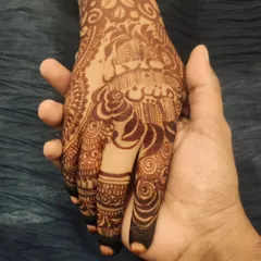 "Your name on my hands makes my mehendi complete!" This photo captures the beautiful dark stain of a design that features the couple's names, 'Tahro' and 'Matto'.