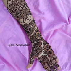 For the bride who wants it all, a full-arm design is pure magic. This piece flows from the fingers all the way up the arm, filled with my favourite rose and vine patterns.