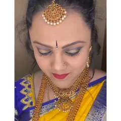 A detailed look at a golden-bronze smokey eye. This is a versatile look that can be adapted for both traditional muhurtham ceremonies and glamorous receptions.
