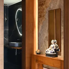 A closer look at the foyer console. We used dramatic backlighting to highlight the natural patterns in the stone wall, turning it into a piece of art.