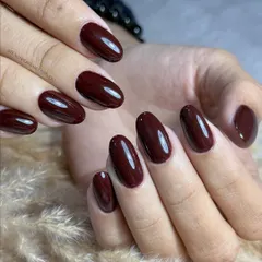 This photo shows how classy short nails can be. This look was achieved with a BIAB overlay and a rich dark brown gel polish, providing strength and a long-lasting, luxurious finish.