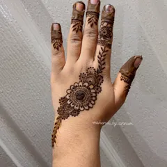 A simple and elegant Arabic-inspired motif on the back of the hand. This kind of small, standalone design is perfect for a party or for guests at a wedding.