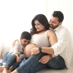 Sometimes the most powerful photos are the quietest. This intimate family moment, with a big brother-to-be listening to the baby bump, is a perfect example of the relaxed, heartfelt memories we can create together.
