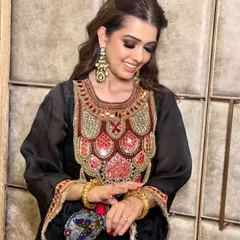 When every detail shines as bright as the festivities. A gorgeous smokey eye and traditional jewelry for a stunning Diwali look.