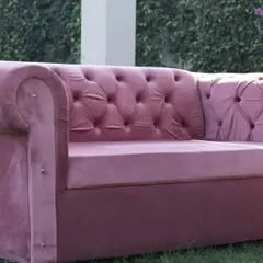 This close-up shot highlights the detail of the pink tufted velvet sofa. The button-tufted back and soft fabric show the quality of the furniture I use to make your event comfortable and stylish.