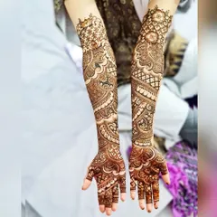 This full-coverage bridal design for Huda was inspired by another artist's work and customized for her. It features a mix of paisleys, florals, and geometric patterns.