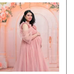 A beautiful solo portrait where the mom-to-be is wearing a delicate headband that complements her pink gown and the floral setting. It's these little details that make a photoshoot special.