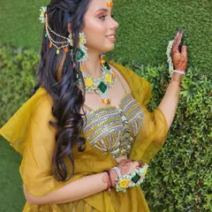A candid side profile of our mehendi look. The lightweight cape allows for easy movement, so you can enjoy your event without any hassle.