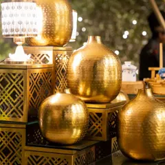 Capturing the essence of Turkish elegance with these hammered gold vases and geometric stands. We use such decor elements to add a layer of opulence and sophistication to our buffet displays.