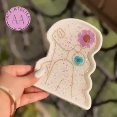 This white glitter lady trinket tray adds a touch of sparkle to any space. It's perfect for holding jewelry, keys, or other small essentials.