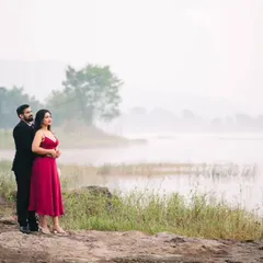 A quiet moment together as the mist settles over the lake. For this destination pre-wedding shoot near Pune, we used the vast, serene landscape to create a feeling of romantic escape and intimacy.