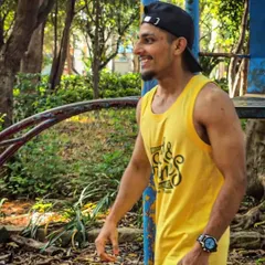 A candid shot from our outdoor calisthenics session. Training in nature is a core part of my philosophy, helping to build not just a strong body but also a clear mind.