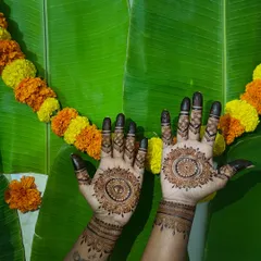 A minimal bridal mehendi featuring a classic, detailed mandala. This style is perfect for the bride who wants a traditional look that is still light and elegant.