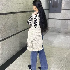 Here is how the tote bag looks when you're on the move. It's soft and flexible, so it's very comfortable to carry on your shoulder all day long.