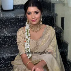 This look is all about simple, classy tradition. The soft gold saree is paired with a fresh jasmine braid and natural, elegant makeup.