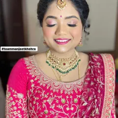 A beautiful look for the sister of the bride at the Muhurtham. We did a subtle kohl eye with a pop of silver and pink, paired with a pink lehenga and antique jewellery.