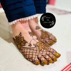 The stain on this foot mehendi is just as rich and dark as on the hands. The floral and net pattern shows up beautifully.