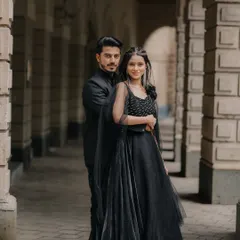 A direct and engaging portrait of the couple. His arm around her and their confident look towards the camera create a powerful and modern image.