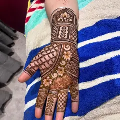 This photo is a great close-up of my jaal (net) work. The lines are clean and evenly spaced, creating a beautiful and intricate web that covers the back of the hand.