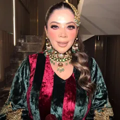 A front-facing view of this regal look, highlighting the flawless base and the bold, beautiful eyes.