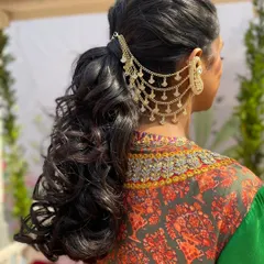 A modern twist on a classic ponytail. I created this textured, high-volume ponytail and integrated it with a stunning gold chain ear cuff accessory for a chic and edgy mehendi look that is both stylish and comfortable.