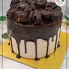 This is for the ultimate chocolate and cookie lover. Our Oreo Brownie drip cake is loaded with cookies, rich brownie pieces, and a decadent chocolate ganache, making it a truly indulgent centerpiece for any birthday.