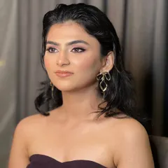 A clear view of the soft glam makeup. I used a subtle winged liner and warm neutral tones to define the eyes, keeping the focus on the flawless, glowing skin.