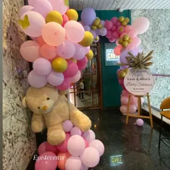 An entrance arch sets the tone for the entire event. For this baby shower, we created a playful entrance with a large teddy bear climbing a vibrant pink balloon arch, promising a fun celebration inside.