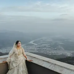 A breathtaking portrait of the bride overlooking a vast mountain landscape. This image is about capturing her as a figure of grace and strength, her elegance rivaling the grandeur of the nature surrounding her.