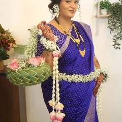 Here is a lovely client wearing a floral set with a matching coconut leaf basket. The jewellery combines delicate white buds with pink lotus accents, perfectly coordinating with the flowers in the basket.