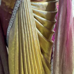 A close-up of the beautiful fluffy pleats on a Kanjivaram saree. This technique adds so much grace and volume, and it's a signature style for South Indian bridal looks.