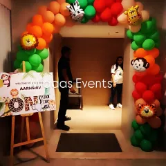 The party starts at the entrance. I created this welcoming balloon arch with fun animal foil balloons and a personalized easel sign for Aarshiv's jungle-themed first birthday.