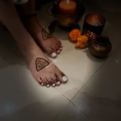 Another angle of the minimal bridal foot mehendi, showing how beautifully it complements the feet. The simplicity of the design is its main charm.
