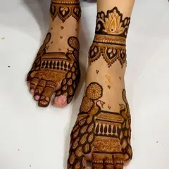 A classic peacock mehandi design for the feet. The bold peacock figures and the delicate lotus cuff on the ankle create a beautiful and traditional look.