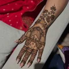 A stunning Karwachauth design featuring a peacock in a jharokha (window) with a floral vine extending up the arm. It's the perfect blend of elegance and tradition.