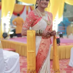 This Telugu bride opted for my pre-pleating service for her off-white and red wedding saree. This ensured a quick and perfect drape on her big day, leaving more time for her to enjoy the moments.