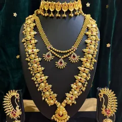 This rental set features coin-style motifs on the choker and necklace, a popular design in South Indian jewellery.