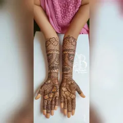 An elegant and symmetrical design with delicate floral work on the palms and fingers. The arms feature a beautiful blend of traditional motifs and patterns.
