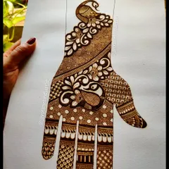 A full-hand practice design centered around the peacock motif. You will learn how to integrate these birds gracefully into larger compositions.