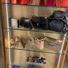 We turn your handbag collection into a luxury display. Glass shelves and strategic lighting highlight the beauty of each piece, from clutches to totes, while keeping them organized and easy to access.